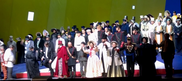 Hulvattomassa Nenä-oopperassa oli paljon henkilöitä (kuva 16.12.2015)